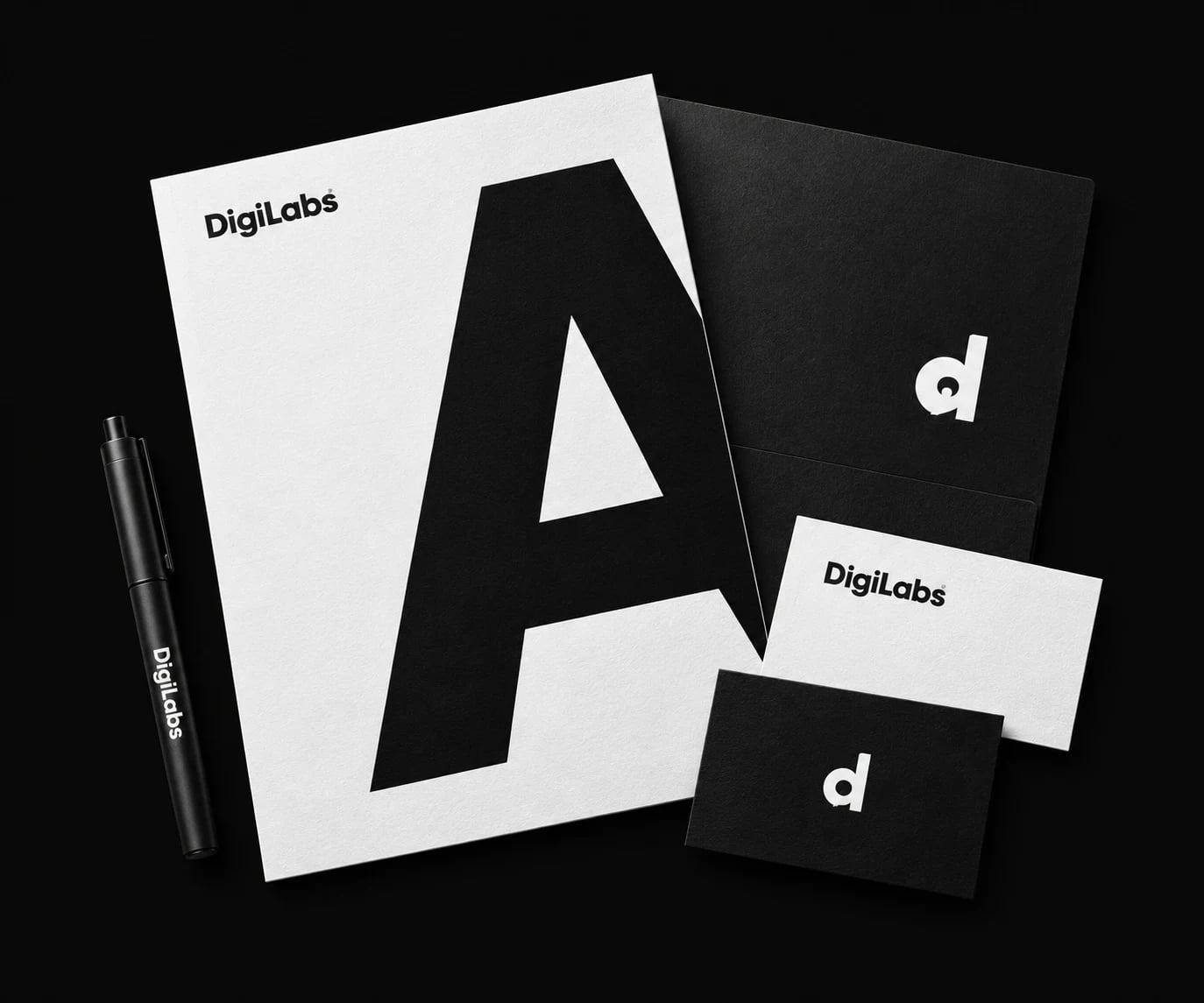 Identité DigiLabs : affiche typographique, dossier et cartes de visite en noir et blanc.